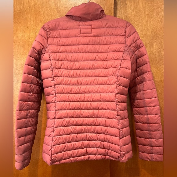 LIKE NEW Old Navy Women's Puffer Jacket in Pink - Picture 7 of 7